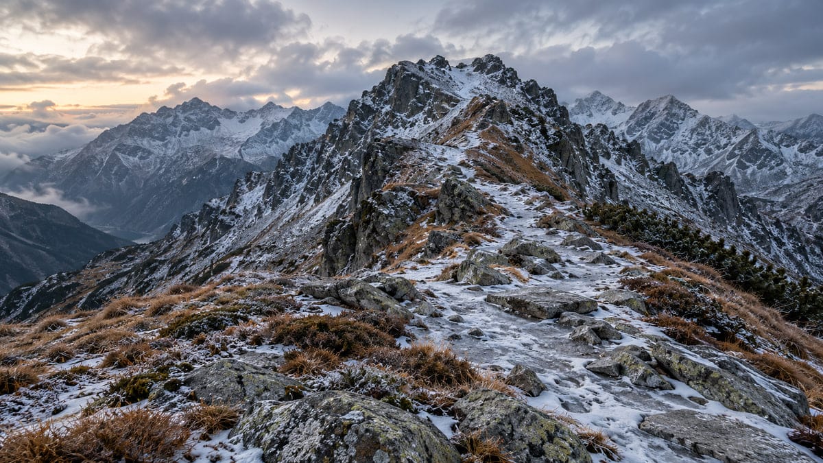 Śnieg i lód na tatrzańskich szlakach